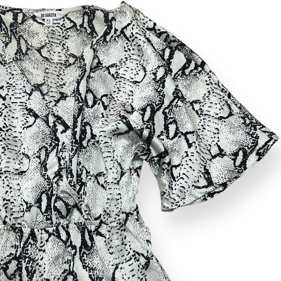 BB DAKOTA Lines in the Sun Python Snake Print Satin Jumpsuit Surplice Black Gray - Picture 8 of 13